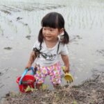 田植えを通して体験する【食育】-泥んこになる子どもたち！